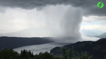 Un nuage d'orage se vide au dessus d'un lac italien : veritable déluge