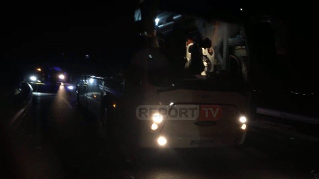 Report Tv - Pamje nga aksidenti në aksin Levan-Tepelenë ku ngelën të vdekur 2 persona