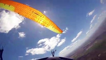 Australie : ce parapentiste se fait attaquer par un aigle puis un kangourou !