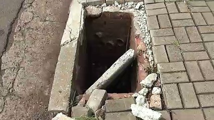 Bueiro aberto ao lado de calçada para deficientes visuais gera preocupação