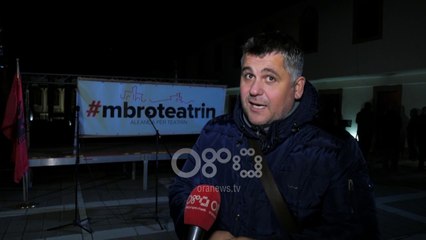 Ora News - Festë dhe protestë për 80-vjetorin e themelimit të Teatrit Kombëtar