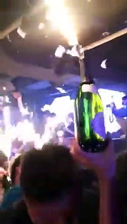 Le sol de cette boite de nuit prend feu à cause des artifices des bouteilles de champagne !