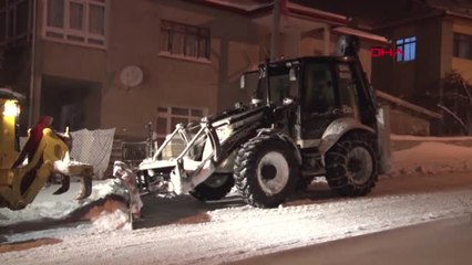 Ankara'da Kar Nedeniyle Araçlarında Mahsur Kalan 7 Kişiyi Ekipler Kurtardı