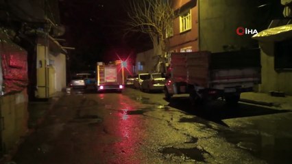 Toprak evin duvarı ve tavanı yağışlara dayanamayınca 10 kişilik aile ölümden döndü