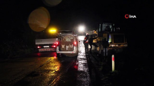 Heyelan, Karadeniz Sahil Yolu'nu ulaşıma kapattı