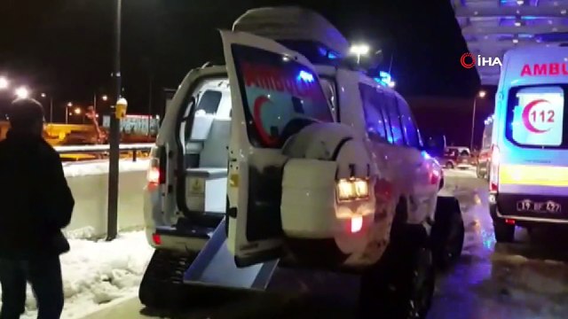 Yol kapanınca hastaya karpalet ambulansla ulaştılar