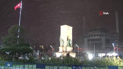 Taksim'de Kar Yağışı Başladı, Vatandaşlar Telefona Sarıldı
