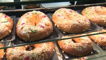 Las pastelerías se llenan de madrileños que siguen la tradición del roscón