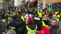 Mujeres “chalecos amarillos” se manifiestan por imagen pacífica