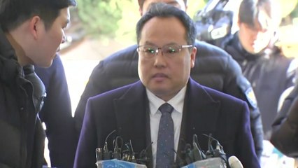 '상습 폭행' 송명빈 재출석..."피해자가 죄 감추려 폭행 유도" / YTN