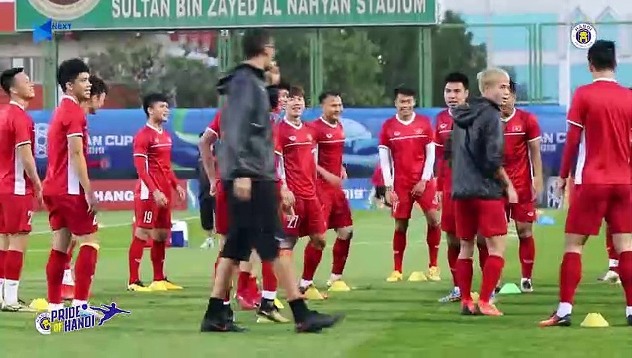 ĐTVN giải trí với trò chơi tựa như "Cá sấu lên bờ" trong buổi tập đầu tiên tại UAE | HANOI FC