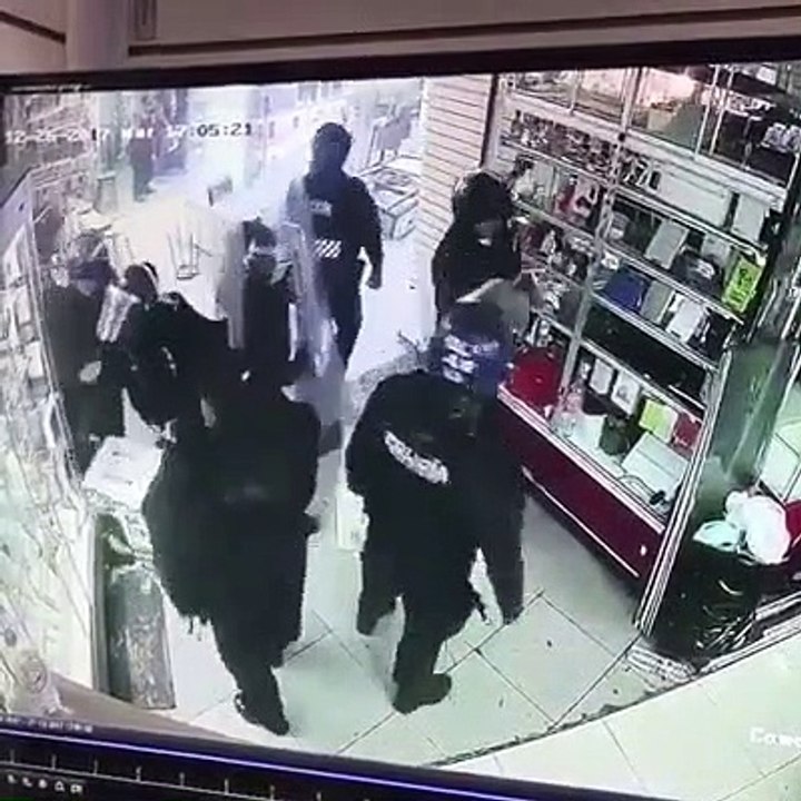 Police was called to disperse burglars in Mexico City and, instead, they became the burglars.