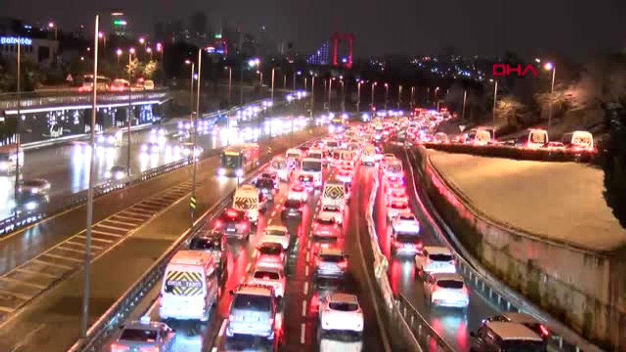 İstanbul'da Kar, Trafiği Etkiliyor