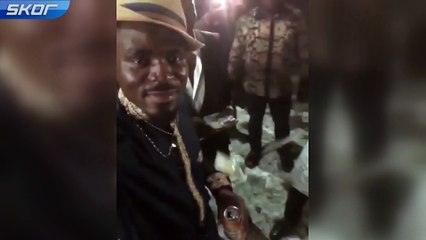 Emenike'nin yeni evinde düzenlediği partide paralar havada uçtu