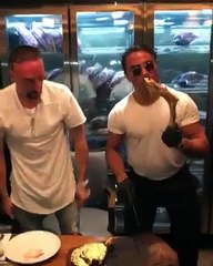 Franck Ribéry mangeant une entrecôte recouverte de feuille d'or dans un restaurant à Dubaï