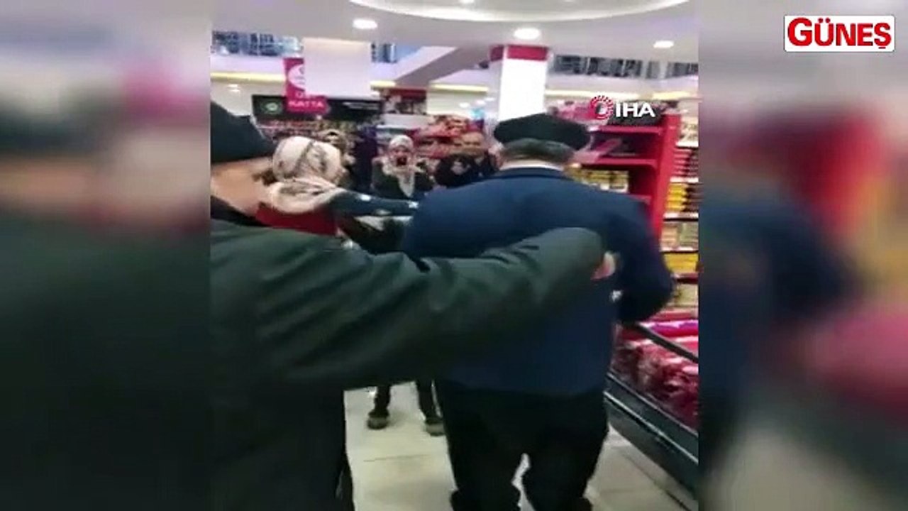 Markete eşekle geldi, poşet yerine heybesini kullandı