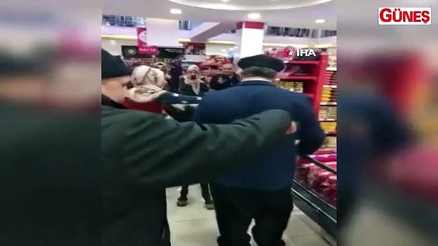 Markete eşekle geldi, poşet yerine heybesini kullandı