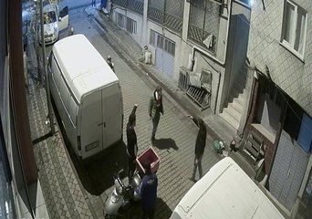 Yan Bakma' Kavgasında Silahını Çekti