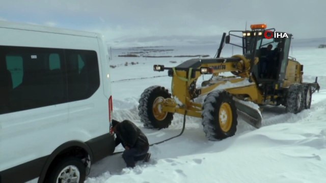 Ağrı ve Erzincan'da taşımalı eğitime kar engeli