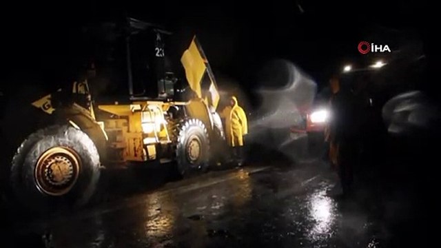 Heyelan, Karadeniz Sahil Yolu'nu Ulaşıma Kapattı