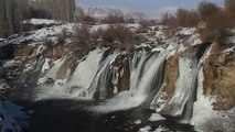 Muradiye'deki Şelale Kısmen Dondu