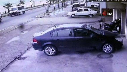 Pikabın çarptığı otomobil ikiye bölündü... O anlar güvenlik kamerasında