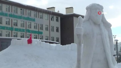 Buzdan Dede Korkut Heykeli İlgi Odağı Oldu