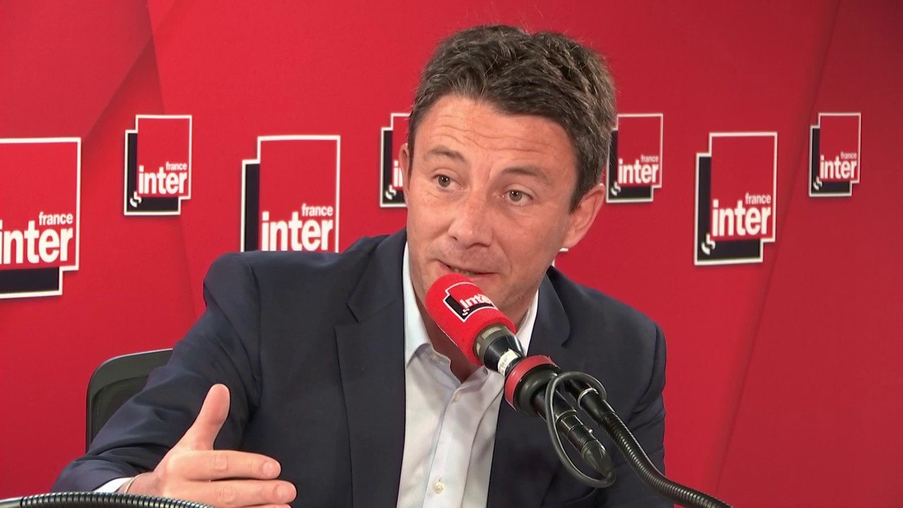 Benjamin Griveaux, porte-parole du gouvernement : "Pour porter un gilet jaune, aller sur un rond point dans les petites villes, il faut beaucoup de courage (...) En revanche, il y a beaucoup de lâcheté chez ceux (...) qui boxent des policiers"
