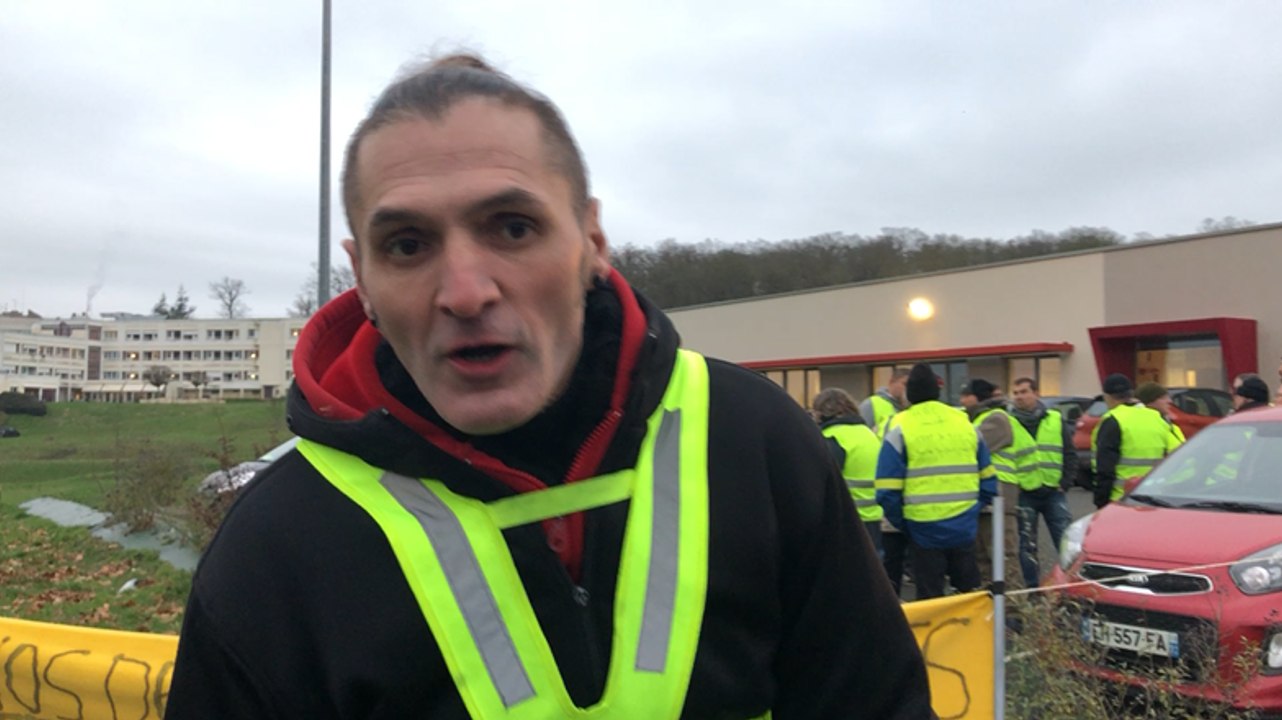 Action des Gilets jaunes devant le Pôle emploi de Sablé-sur-Sarthe