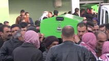 Adana'da Yürek Burkan Görüntü... 20 Günlük Zehra Bebek Hiç Görmediği Babasının Cenazesine Geldi