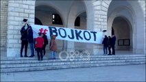 Ora News - Incident te Politekniku, tensione mes studentëve dhe rojeve për banderolën