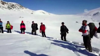 Dağcılar yaban hayvanları için doğaya yem bıraktı  - VAN
