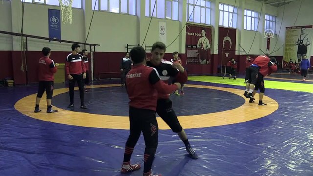 Şampiyon güreşçiler Yaşar Doğu'nun izinden gidiyor - SAMSUN