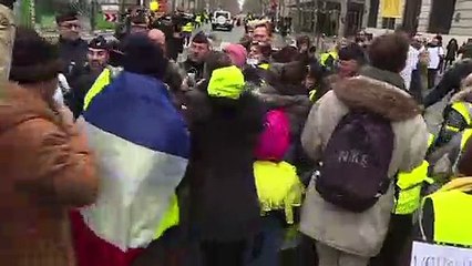 Paris: des femmes "gilets jaunes" manifestent