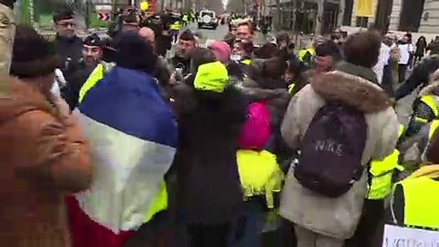 Paris: des femmes gilets jaunes manifestent