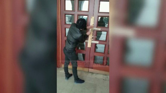 Studentët gozhdojnë dyert e Universiteteve - Top Channel Albania - News - Lajme