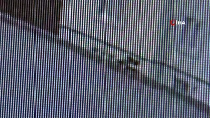 İstinat duvarı çöktü yoldan geçen kadın kaldırımda asılı kaldı