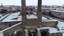 Tarihi Sivas Kent Meydanı Yağan Kar İle Beyaza Büründü