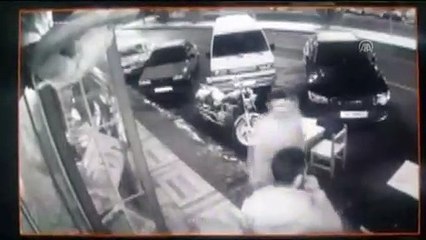 Kafe önündeki kazadan saniyelerle kurtuldular - KAYSERİ