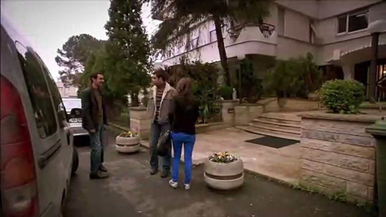 Halil, Feriha'ya hediye veriyor - Adını Feriha Koydum 13. Bölüm