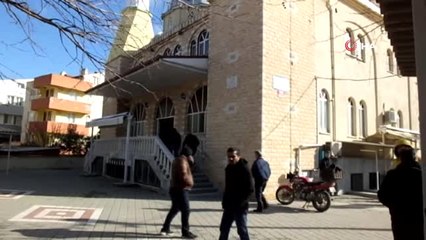 Isınma Problemi Yaşayacak Cemaat, Camiyi Panjur Kepenk ile İkiye Böldü