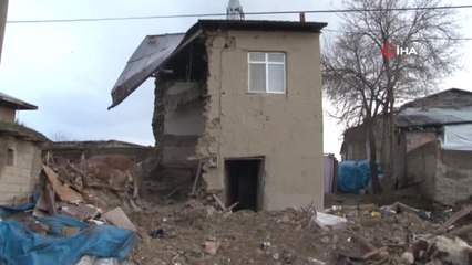 Evi Çöken, Hayvanları Telef Olan Aileye "Ev Müjdesi"