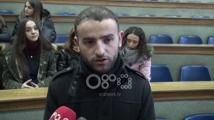 Ora News - “Ngrin” protesta e studentëve në Korçë, ndahen në Elbasan