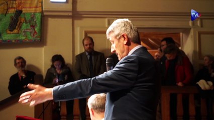 Philippe de Villiers refuse de s'incliner devant la couronne d'E. Macron (Extrait Zoom)