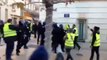 Un commandant de police filmé en train de frapper des manifestants à Toulon