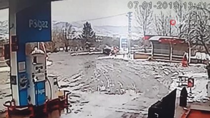 Akaryakıt İstasyonundan Çıkan Otomobile Cip Çarptı, O Anlar Kameraya Böyle Yansıdı: 3 Yaralı