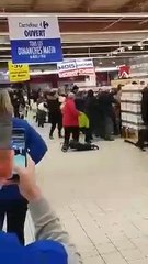Des clients courent et se bousculent pour une promotion sur du chocolat dans un Carrefour