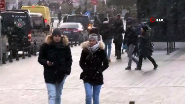 Taksim'de kar yağışı etkili olmaya başladı