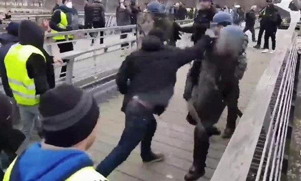 Eski boksör, sarı yelekliler eyleminde polisleri yumrukladı