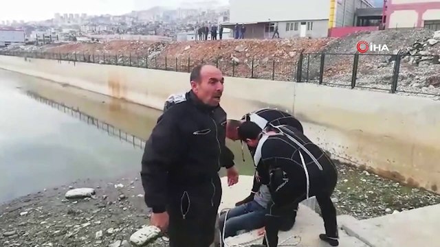 Sulama kanalına düşen telefonunu almak isterken beline kadar çamura saplandı